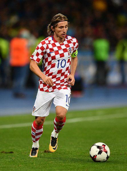 技惊四座，麦克托米奈开场3分钟为苏格兰打入一粒精彩的倒钩